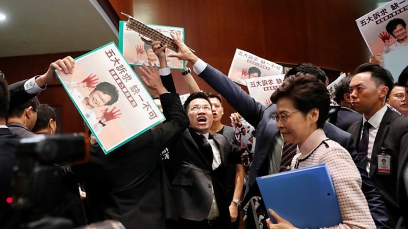 Các nghị sĩ phe đối lập trong Hội đồng lập pháp Hồng Kông chính thức đề xuất nghị án luận tội bà Carrie Lam.