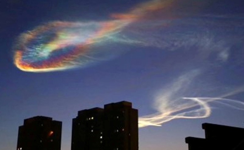 Đám mây do luồng khói tạo ra trên bầu trời Bắc Kinh khi phóng Julang-3 từ tàu ngầm ở biển Bột Hải sáng 23/12.