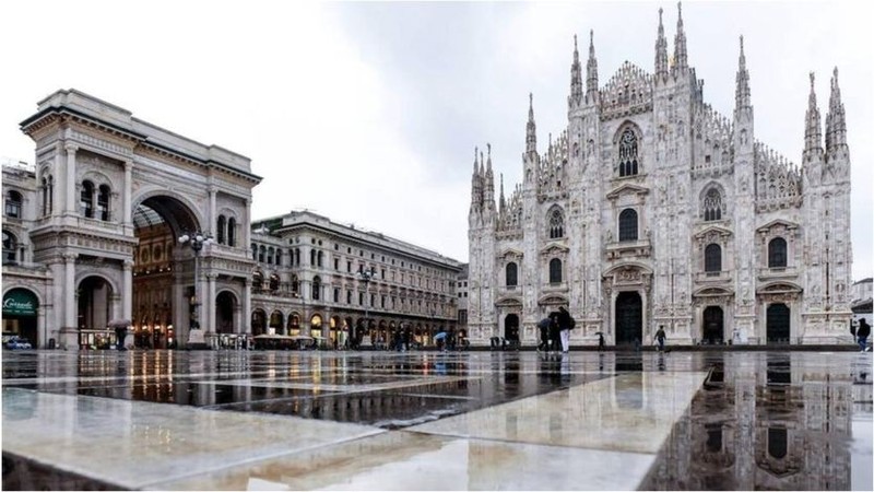 Quảng trường Nhà thờ lớn Milan vắng ngắt sau khi thực hiện lệnh phong tỏa (Ảnh: Getty).