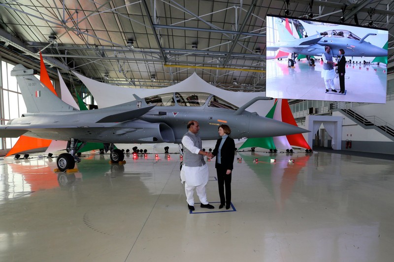 Bộ trưởng Quốc phòng  Ấn Độ Rajanth Singh thăm Pháp và nhận bàn giao máy bay Rafael từ hãng Dassault Aviation (Ảnh: AP).