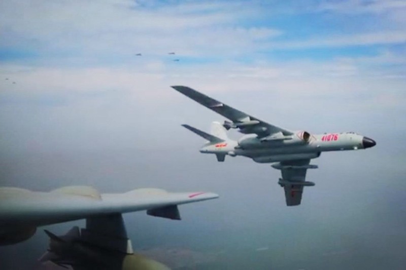 Máy bay H-6K của Trung Quốc mang vũ khí bay vào không phận Đài Loan (Ảnh: Đa Chiều).