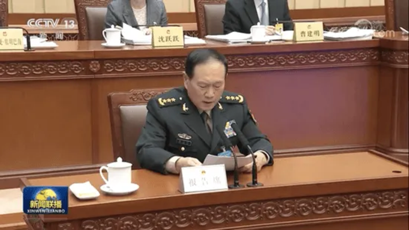 Bộ trưởng Quốc phòng Trung Quốc Ngụy Phượng Hòa giải trình về dự thảo Luật Quốc phòng sửa đổi trước Ủy ban thường vụ Quốc hội (Ảnh: CCTV).