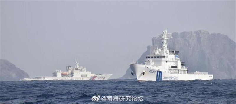 Tàu công vụ Trung Quốc và Nhật bản quần nhau trên vùng biển quần đảo Senkaku/Điếu Ngư (Ảnh: Dwnews).