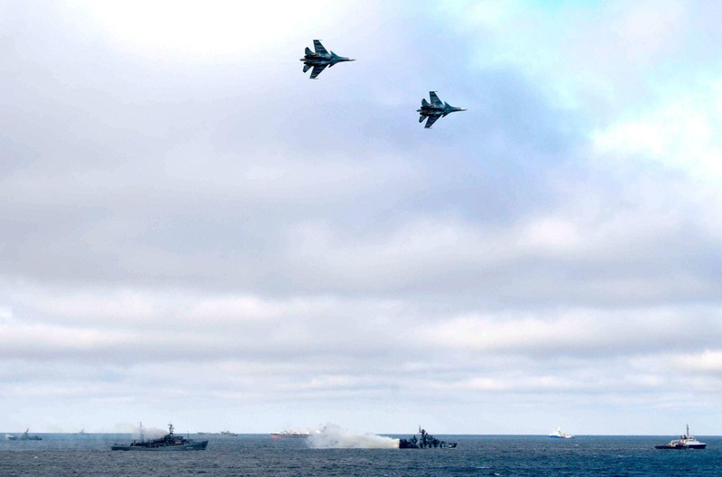 Tàu chiến và máy bay Nga tập trận trên Biển Đen (Ảnh: Sohu).