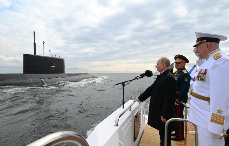 Tổng thống Putin cùng Bộ trưởng Quốc phòng và Tư lệnh Hải quân Nga kiểm duyệt các tàu trên Vịnh Phần Lan (Ảnh: Hk01).