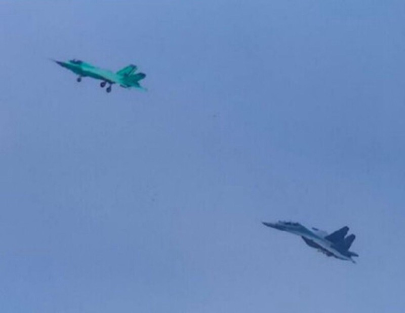 Chiếc máy bay J-31 phiên bản Hải quân (trên) bay thử xuất hiện trên mạng hôm 29/10 (Ảnh: Dwnews).