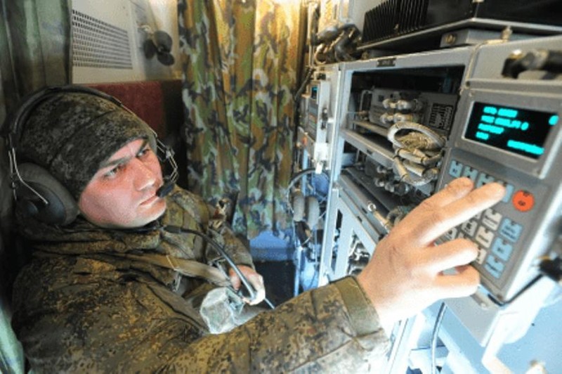 Sĩ quan tác chiến điện tử của Nga thao tác trên thiết bị (Ảnh: Sohu).