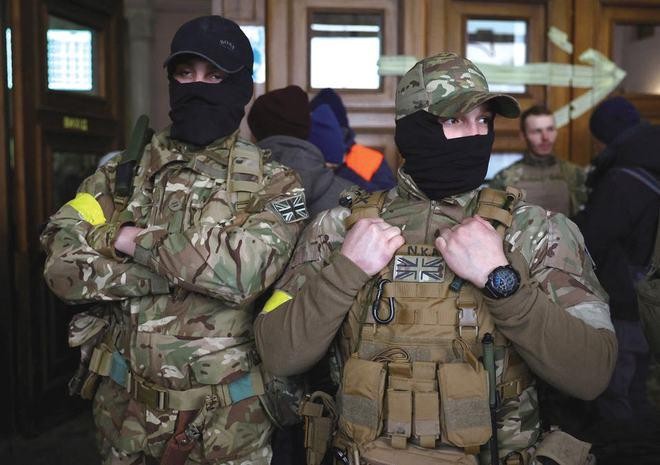 Cựu binh SAS Anh bị bắt gặp đang chờ nhập cảnh vào Ukraine (Ảnh: Reuters).