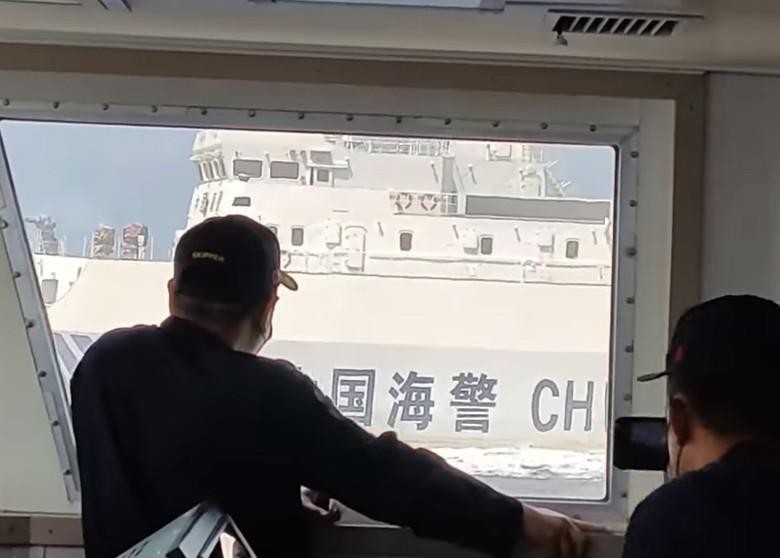 Tàu Hải Cảnh Trung Quốc áp sát, ngăn cản tàu Philippines tuần tra ở vùng biển bãi Scaborough (Ảnh: Đông Phương).
