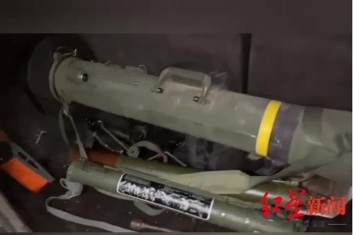 Tên lửa Javelin và súng phóng lựu Panzerfaust được lính Ukraine mang đổi cho quân Nga lấy đồ hộp (Ảnh: Hongxing).