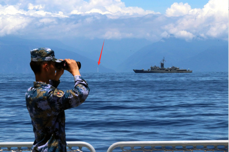 Ảnh do Tân Hoa xã công bố cho thấy lính Trung Quốc đang quan sát tàu Đài Loan, phía xa là kiến trúc được cho là ống khói Nhà máy điện Hòa Bình, Hoa Liên (Ảnh: Xinhua).