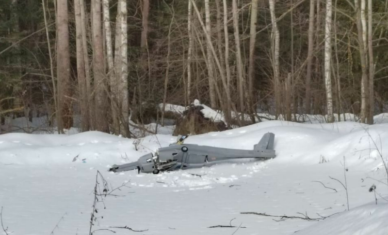 Hình ảnh trên Twitter được cho là xác chiếc máy bay không người lái UJ-22 của Ukraine bị rơi gần trạm nén khí của Gazpom ở ngoại ô Moscow (Ảnh: @KyleJGlen).