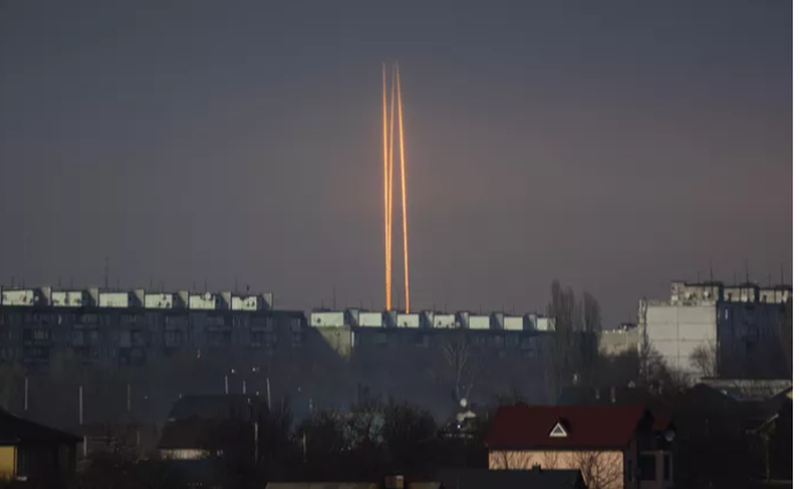 Từ thành phố Kharkov nhìn cảnh tên lửa Nga tấn công (Ảnh: RIA).