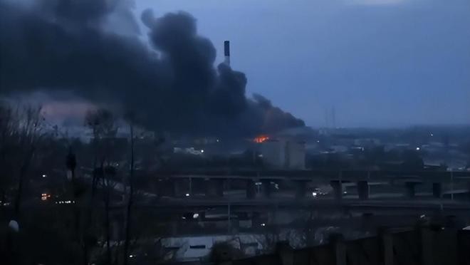Nhà máy điện ở Kiev cháy lớn do trúng tên lửa Nga hôm 9/3 (Ảnh: NetEasy).