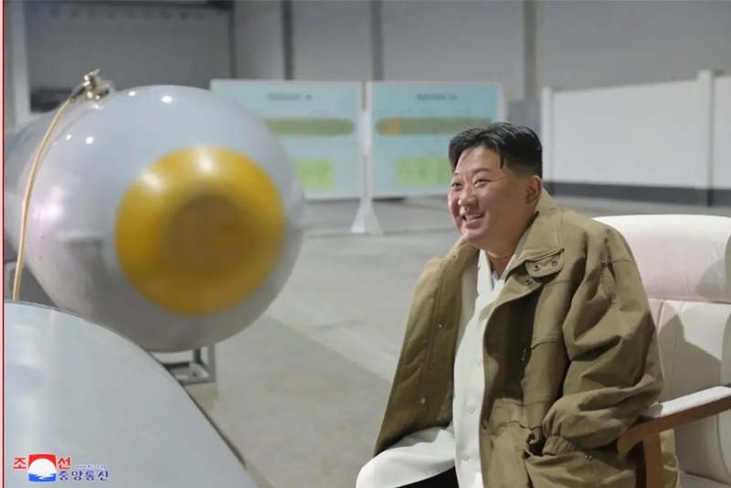 Nhà lãnh đạo Kim Jong-un bên cạnh vũ khí được cho là tàu ngầm không người lái tấn công hạt nhân Haueil (Ảnh: KCNA).