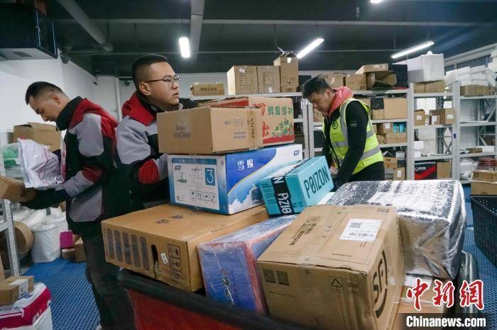 Các công ty chuyển phát nhanh Trung Quốc trên cả nước đã thu nhận, chuyển tổng cộng 5,264 tỷ bưu kiện trong dịp Tết độc thân (Ảnh: CNS) Cac cong ty chuyen phat nhanh nhan chuyen 639 trieu buu kien.jpeg