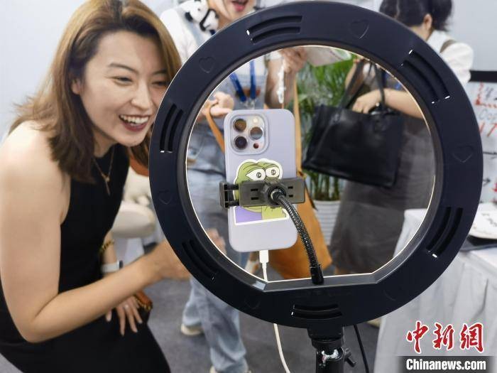 Hoạt động livestream bán hàng của sàn bán lẻ JD.com dịp "11/11" năm nay thu hút 380 triệu người xem (Ảnh: CNS) livestream ban hang.jpeg
