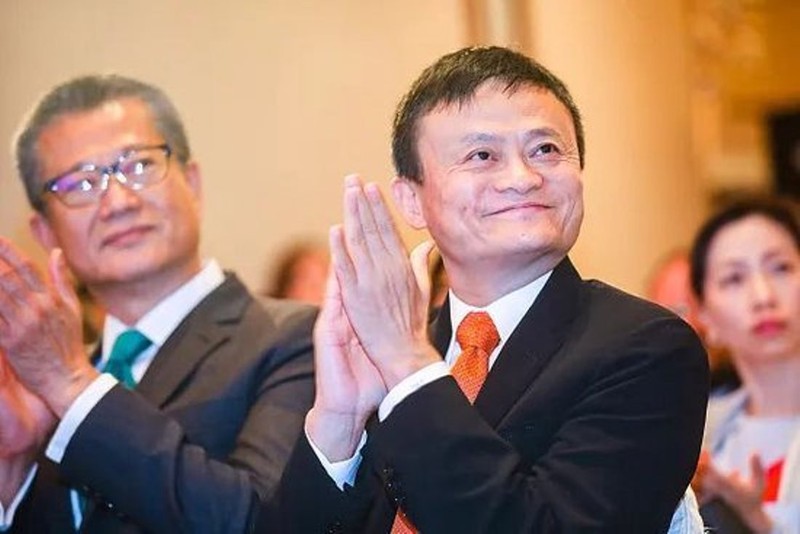 Chủ tịch Alibaba Joe Tsai và người sáng lập tập đoàn Jack Ma (Ảnh: Sohu) Jack Ma va Joe Tsai.jpg