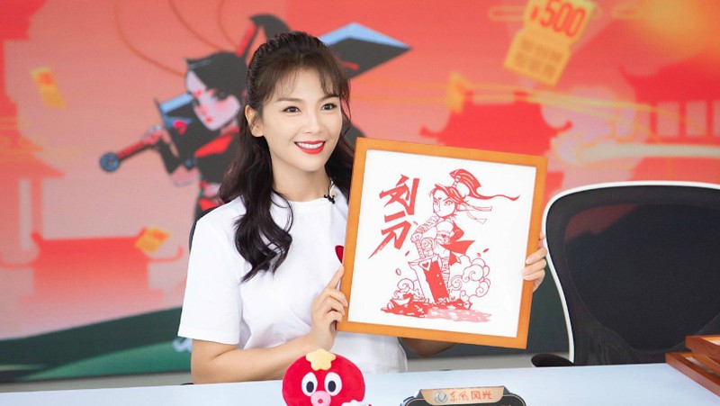 Nữ MC Đài CCTV với phòng phát sóng livestream bán hàng mang tên "Lưu Nhất Đao" (Ảnh: Sohu) Luu Dao mo trang ban hang.jpg