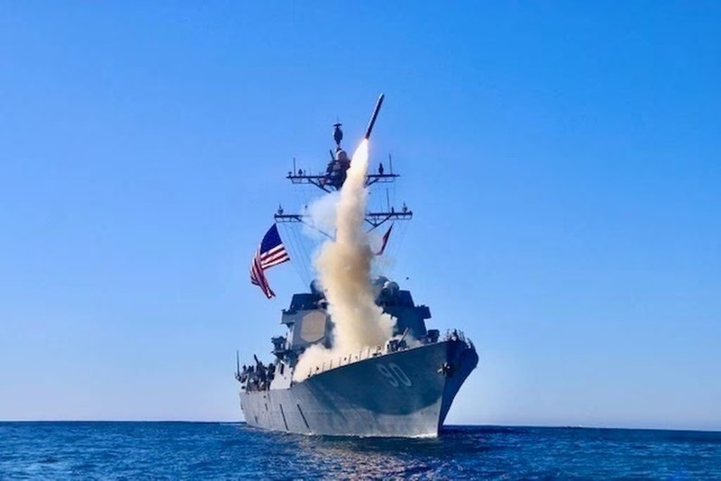 Tàu khu trục USS Chafee (DDG 90) phóng tên lửa Tomahawk Block V mới trong cuộc diễn tập tên lửa 1/12/ 2020. Ảnh Ens. Sean Ianno/Hải quân Mỹ.