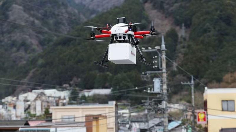 Bưu điện Nhật Bản thực hiện thành công cuộc thử nghiệm giao hàng bằng UAV ở một vùng nông thôn phía tây Tokyo. Ảnh Koji Uema/Nikkei Asia