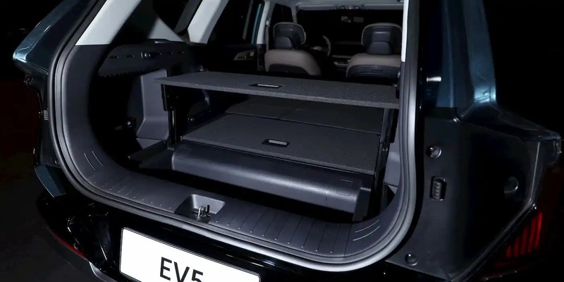 Đuôi xe Kia EV5. Ảnh: Kia KiaEV505.jpg