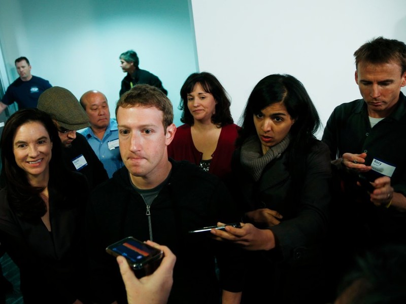 Mark Zuckerberg và Facebook đang vướng phải rắc rối chưa từng có. Nguồn: BI
