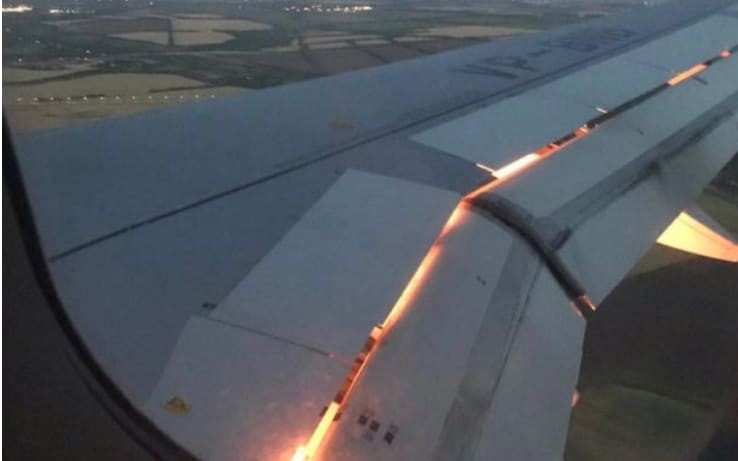 Cảnh cánh máy bay bốc cháy được các tuyển thủ Saudi Arabia ghi lại 