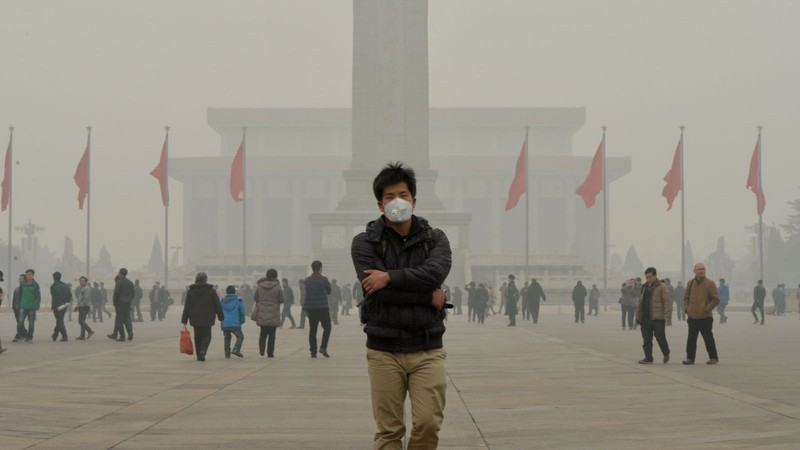 Nghiên cứu công bố năm 2015 cho thấy mỗi ngày tại Trung Quốc có 4.000 người chết do ô nhiễm không khí. Trung bình mỗi năm có 1.6 triệu người Trung Quốc qua đời bởi ô nhiễm không khí, chiếm 17% nguyên nhân tử vong tại quốc gia tỷ dân. Ảnh: CNN Money