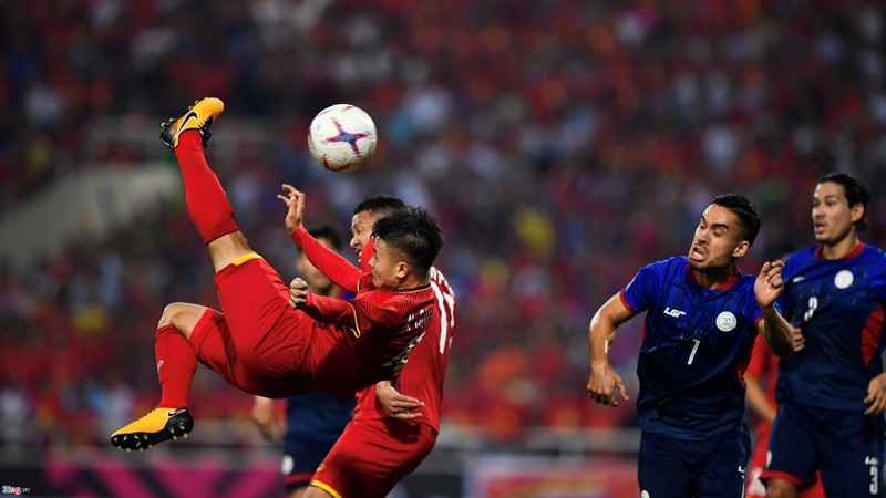 Pha móc bóng đẹp mắt của Quang Hải trong trận Bán kết trước PhilippinesẢnh: Zing