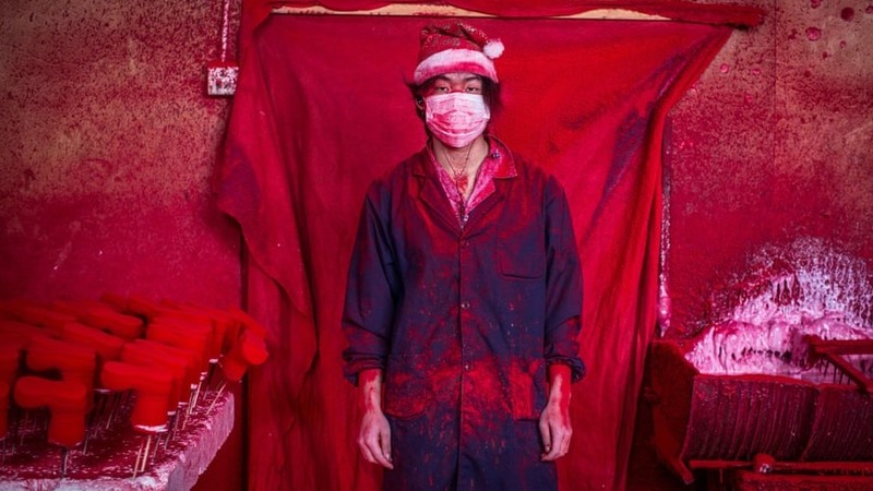 Anh Wei (19 tuổi) đến từ tỉnh Quý Châu, hiện đang làm việc cho một nhà máy sản xuất đồ trang trí Giáng sinh tại thị xã Nghĩa Ô. Ảnh: The Guardian