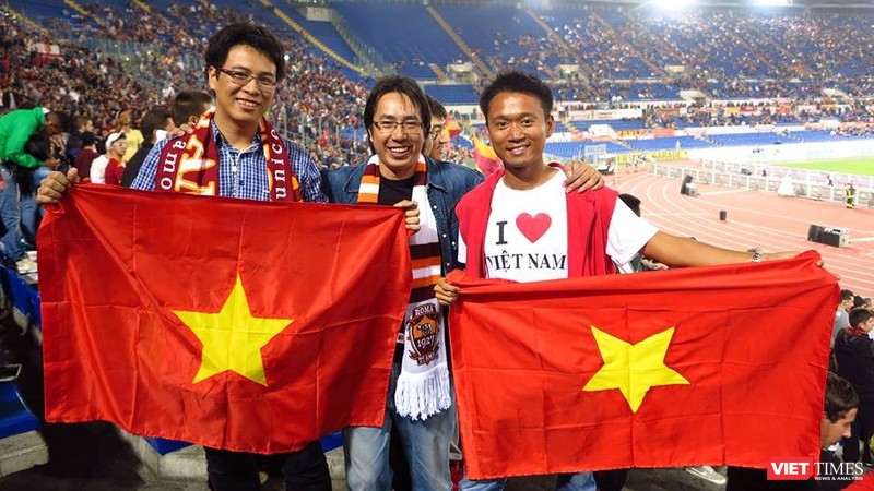 Nhà báo Trương Anh Ngọc (đứng giữa) tại SVĐ Olimpico trong trận đấu giữa Napoli và Roma, năm 2013. (Ảnh do nhân vật cung cấp)