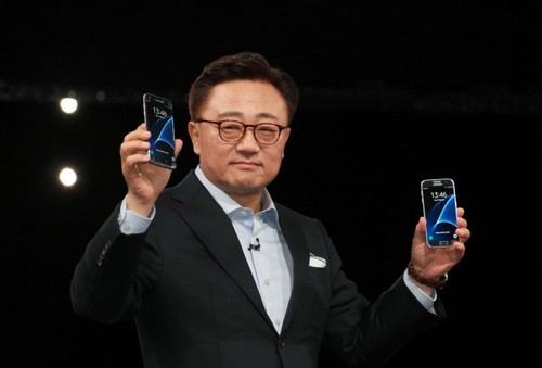 Ông Koh Dong-jin trong buổi giới thiệu Galaxy S7 và S7 edge năm ngoái.