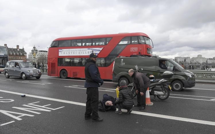 Hình ảnh người bị thương trên cầu Westminster