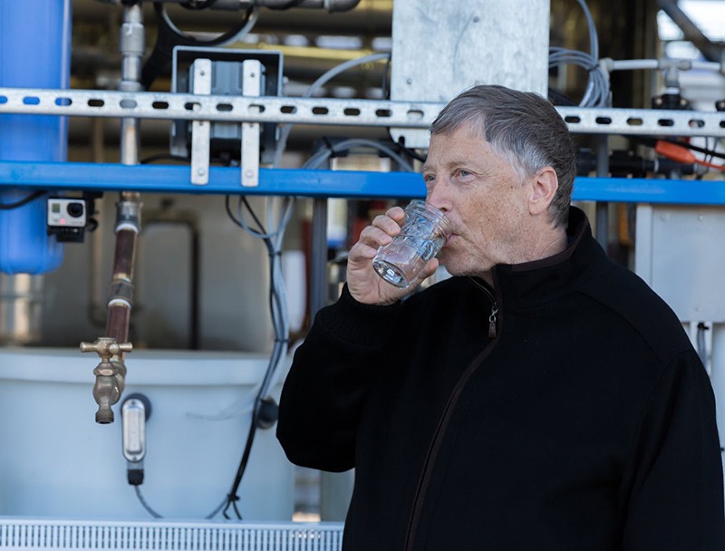 Bill Gates uống nước được xử lý từ nước thải - một dự án do quỹ của ông tài trợ. Ảnh: YTB
