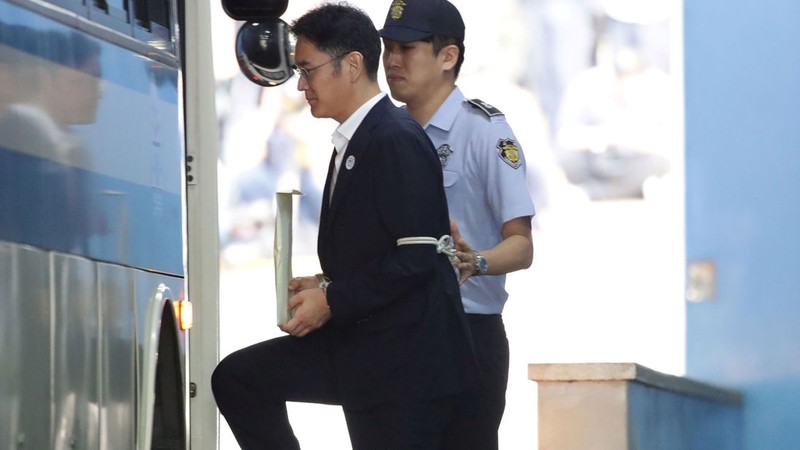 Ông Lee Jae Yong bị cảnh sát áp giải lên xe