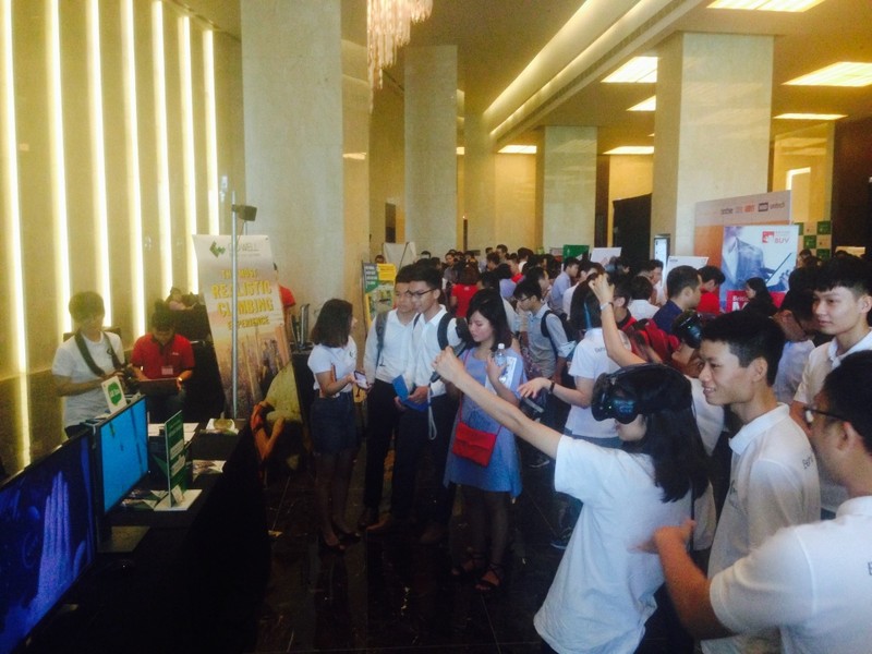 Giới trẻ Việt hào hứng khám phá sản phẩm công nghệ mới tại diễn đàn "Sáng tạo trong kỷ nguyên Cách mạng 4.0". (Ảnh: H.T) Báo Việt Nam và Thế giới