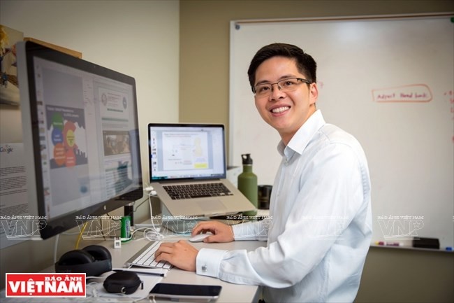 Giáo sư Vũ Ngọc Tâm ở phòng thí nghiệm của mình tại Đại học Colorado Denver, Mỹ