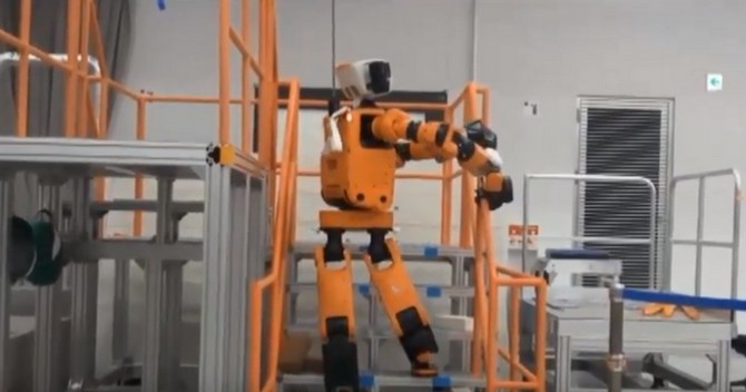 Mẫu robot cứu hộ phản ứng khẩn cấp E2-DR với lớp áo màu cam đặc trưng