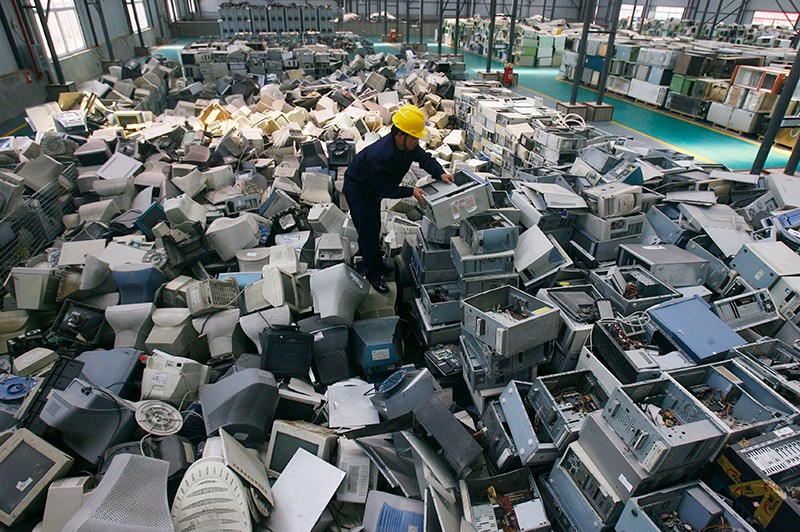 Sắp xếp máy tính bỏ đi ở một nhà máy tái chế rác thải điện tử mới mở ở Vũ Hán, Trung Quốc. Ảnh: Reuters