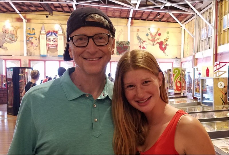 Bill Gates với cô gái đầu Jennifer. Ảnh Forbes