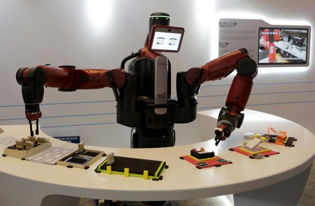 Robot Baxter của công ty Rethink Robotics đang biểu diễn khả năng của nó tại Diễn đàn Kinh tế Thế giới ở tỉnh Liêu Ninh, Trung Quốc - Ảnh: REUTERS
