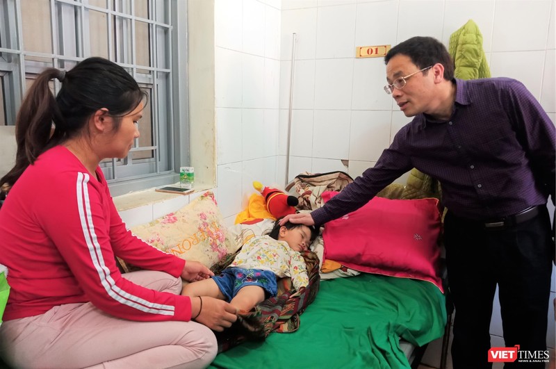 GS. Tạ Thành Văn thăm bệnh nhi ở TTYT huyện Mường Nhé 
