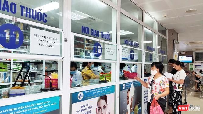 Bệnh nhân nhận thuốc tại nhà thuốc bệnh viện