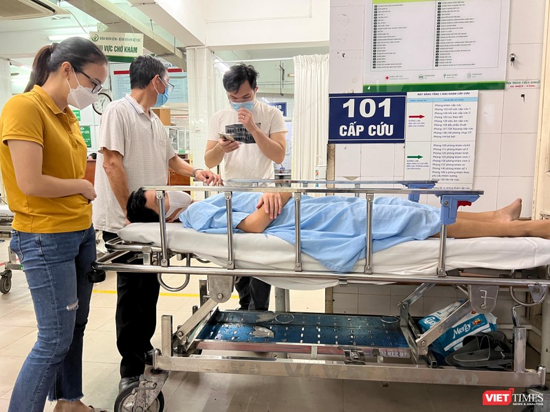 Cháu bé bị tai biến nặng sau thủ thuật cắt bao quy đầu ở Bệnh viện Trung ương Thái Nguyên được đưa về Bệnh viện Việt Đức để mổ lại