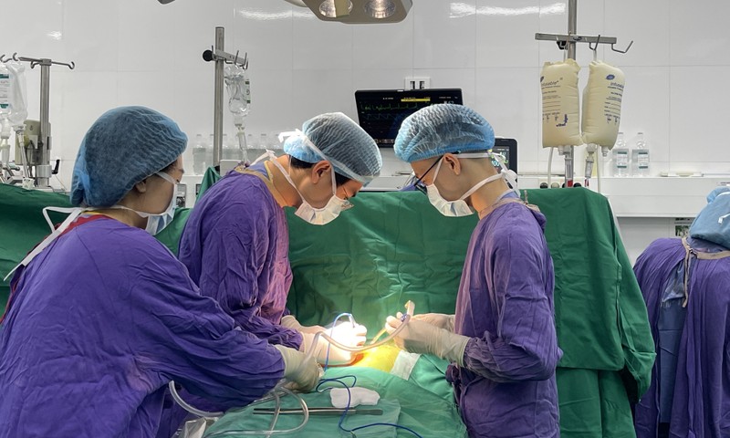 Ca ghép đa tạng tim - thận cho cùng một bệnh nhân đầu tiên ở Việt Nam do các chuyên gia hàng đầu của BVHN Việt Đức thực hiện