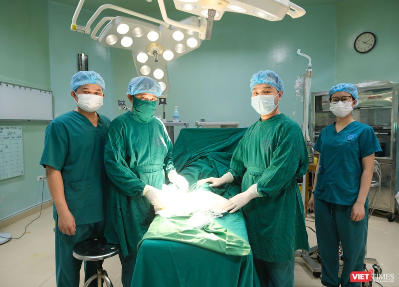 Các bác sĩ thực hiện ca phẫu thuật cho bệnh nhân bị biến chứng đái tháo đường