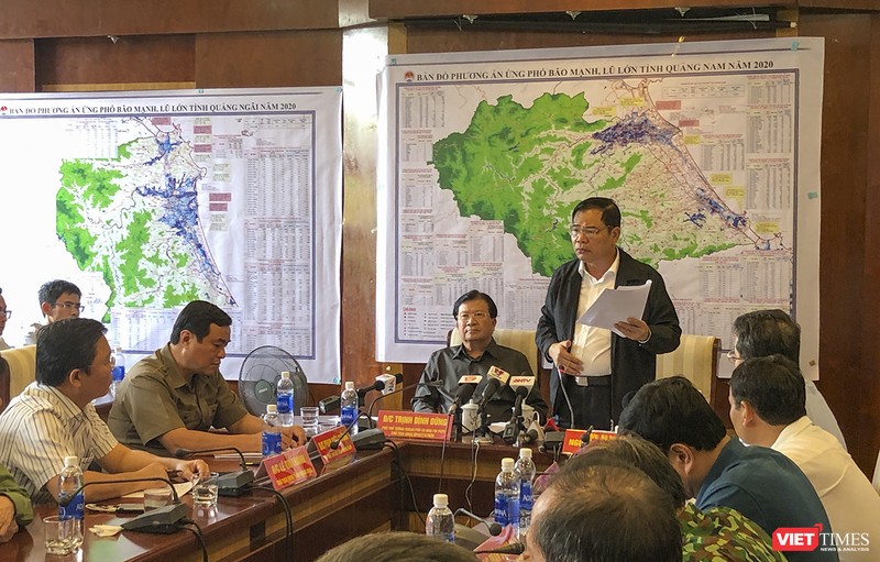 Bộ trưởng Bộ NN&PTNT Nguyễn Xuân Cường tại cuộc họp Ban Chỉ huy tiền phương ứng phó bão số 9