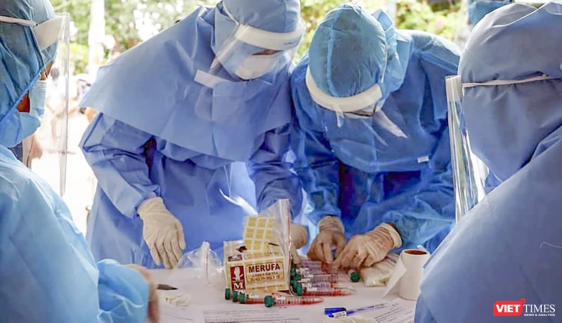 Lực lượng y tế lấy mẫu xét nghiệm SARS-CoV-2 tại Đà Nẵng