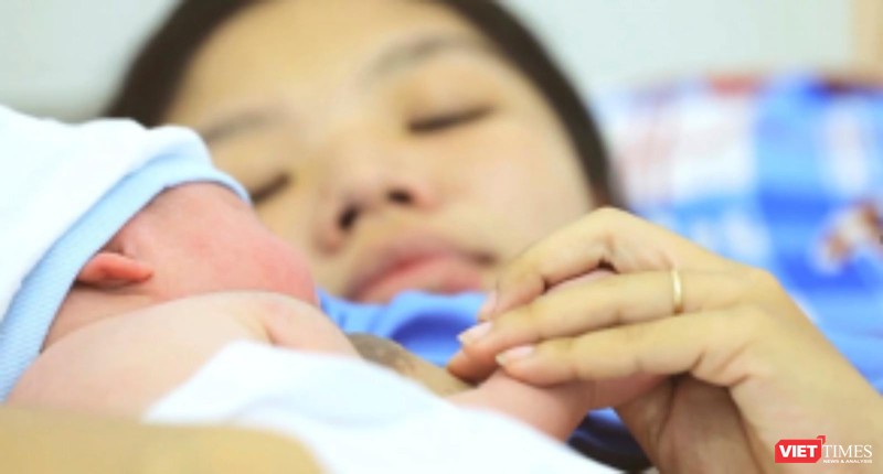 Trẻ sơ sinh ở Bệnh viện đa khoa Trần Văn Thời - Cà Mau được thực hành hành nuôi con da kề da bằng sữa mẹ.